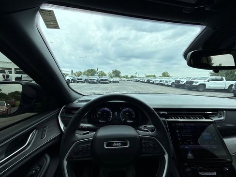 Used 2024 Jeep Grand Cherokee Limited w/ Black Appearance Package RWD image 17