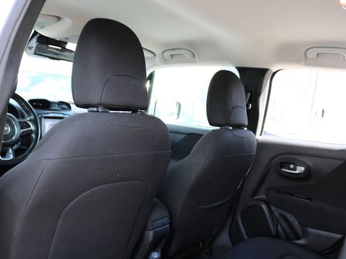 Used 2018 Jeep Renegade Latitude w/ UConnect 8.4 Nav Group image 30