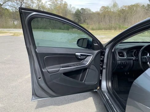 Used 2018 Volvo V60 T5 Dynamic w/ Vision Package image 16