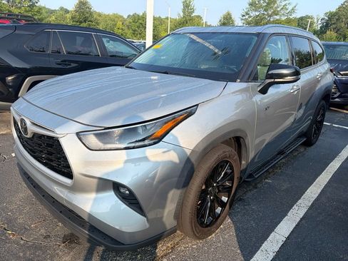 Used 2021 Toyota Highlander XLE FWD image 2