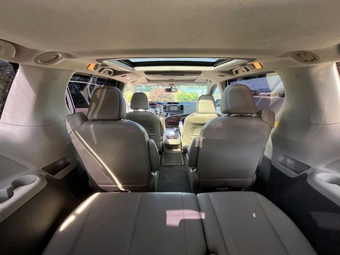 Used 2011 Toyota Sienna Limited image 27