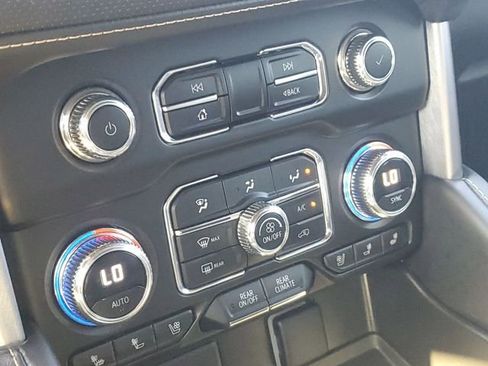 Used 2023 GMC Yukon SLT w/ SLT Luxury Package image 22