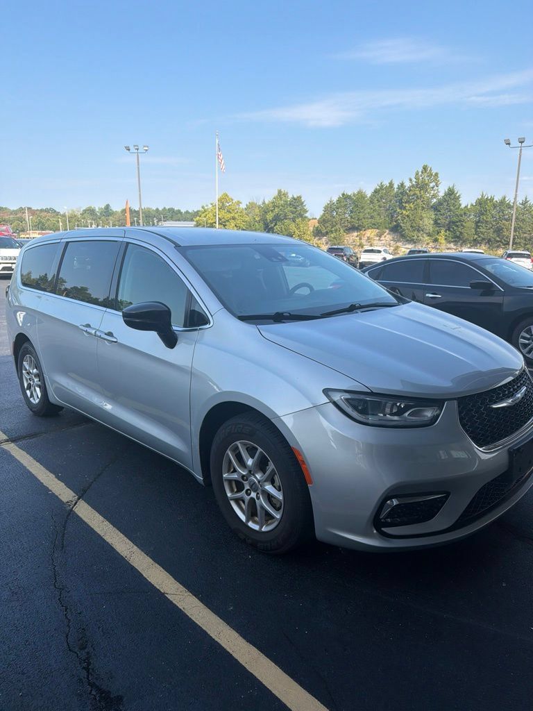 Used 2024 Chrysler Pacifica Touring-L FWD image 4