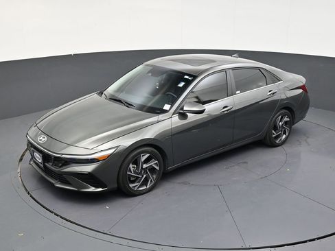 Used 2025 Hyundai Elantra SEL FWD image 13