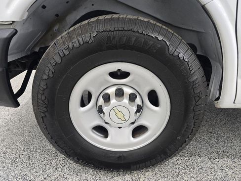 Used 2014 Chevrolet Express 2500 RWD image 24