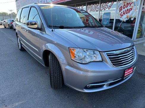 Used 2015 Chrysler Town & Country Limited image 7