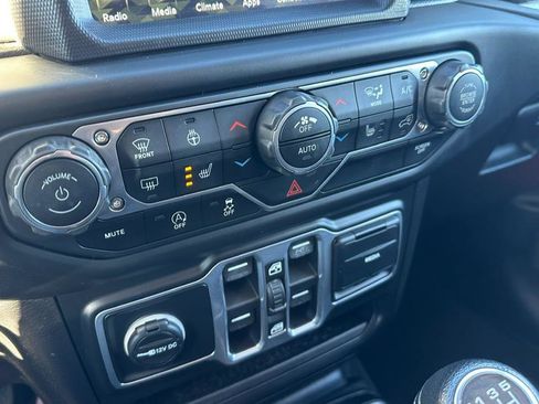 Used 2018 Jeep Wrangler Unlimited Sahara image 25