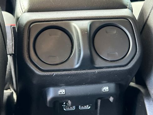 Used 2018 Jeep Wrangler Unlimited Sahara w/ Uconnect 4C Nav & Sound Group AWD/4WD image 14