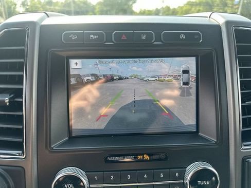 Used 2018 Ford Expedition XLT w/ Equipment Group 202A AWD/4WD image 26