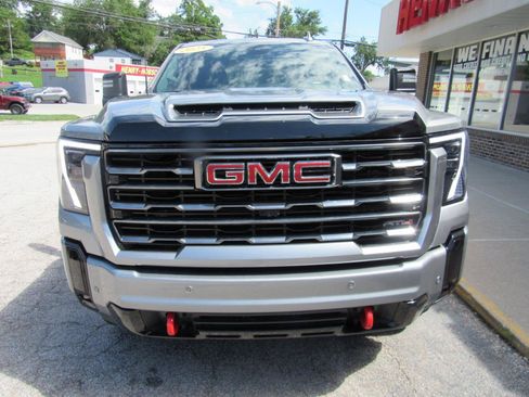 Used 2025 GMC Sierra 2500 AT4 AWD/4WD image 2
