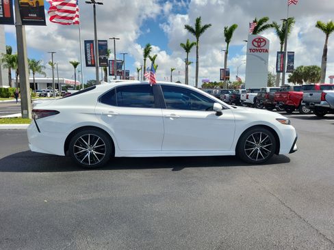 Used 2022 Toyota Camry SE w/ Audio Upgrade Package image 13