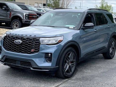Used 2025 Ford Explorer ST AWD/4WD image 5