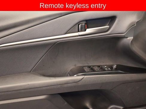 Used 2025 Toyota Camry SE image 12