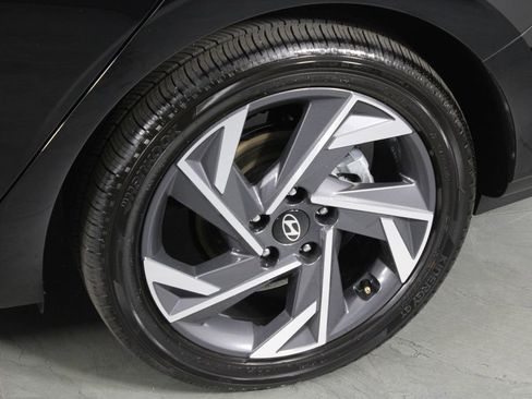 Certified 2025 Hyundai Elantra Limited image 11