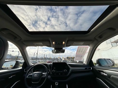 Certified 2024 Toyota Highlander XLE image 20