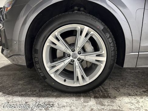 Used 2019 Audi Q8 Prestige w/ Luxury Package AWD/4WD image 31