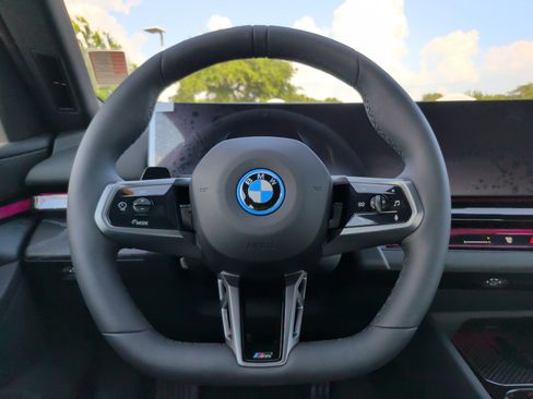 Used 2027 BMW i5 eDrive40 w/ M Sport Package RWD image 24