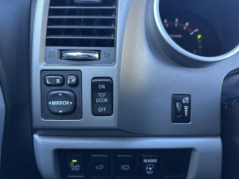 Used 2016 Toyota Sequoia Platinum image 32