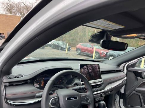 Used 2025 Jeep Compass Trailhawk image 31