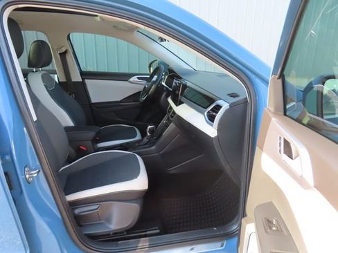 Used 2025 Volkswagen Taos SE FWD image 23