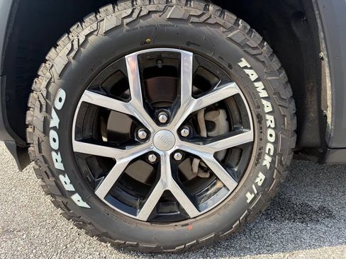 Used 2023 Jeep Grand Cherokee L Laredo AWD/4WD image 22
