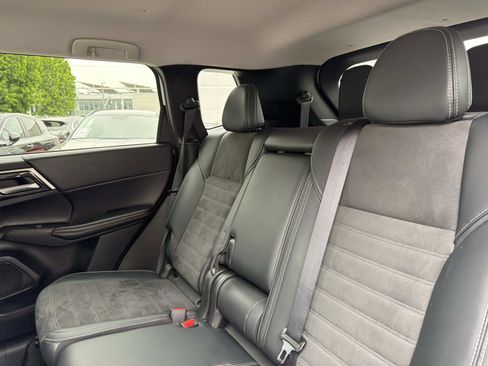 Used 2024 Mitsubishi Outlander FWD image 11