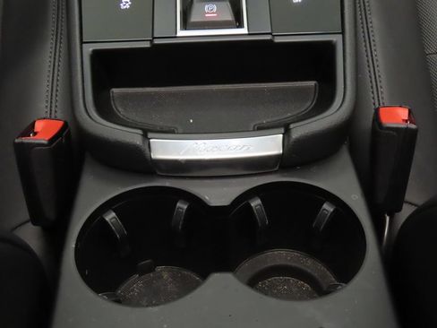 Certified 2025 Porsche Macan AWD/4WD image 28