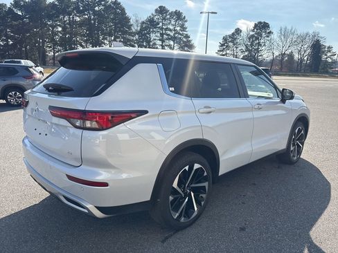 Used 2024 Mitsubishi Outlander SE Black Edition image 8