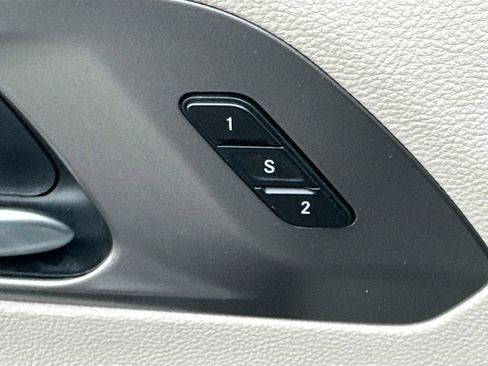 Used 2024 Chrysler Pacifica Touring-L image 18