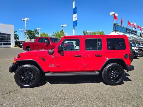 Certified 2025 Jeep Wrangler Unlimited Sahara image 8