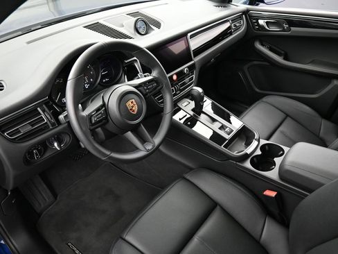 Certified 2025 Porsche Macan image 4