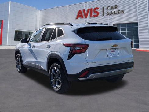 Used 2025 Chevrolet Trax LT w/ LT Convenience Package image 9