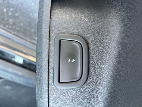 Used 2025 Chevrolet Traverse LT image 33