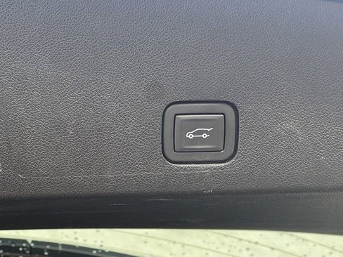 Used 2025 Cadillac XT6 Premium Luxury image 10