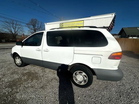 Used 1998 Toyota Sienna LE image 2