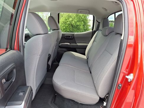 Certified 2022 Toyota Tacoma SR5 AWD/4WD image 11