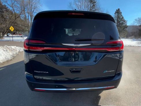 Used 2025 Chrysler Pacifica Select image 4
