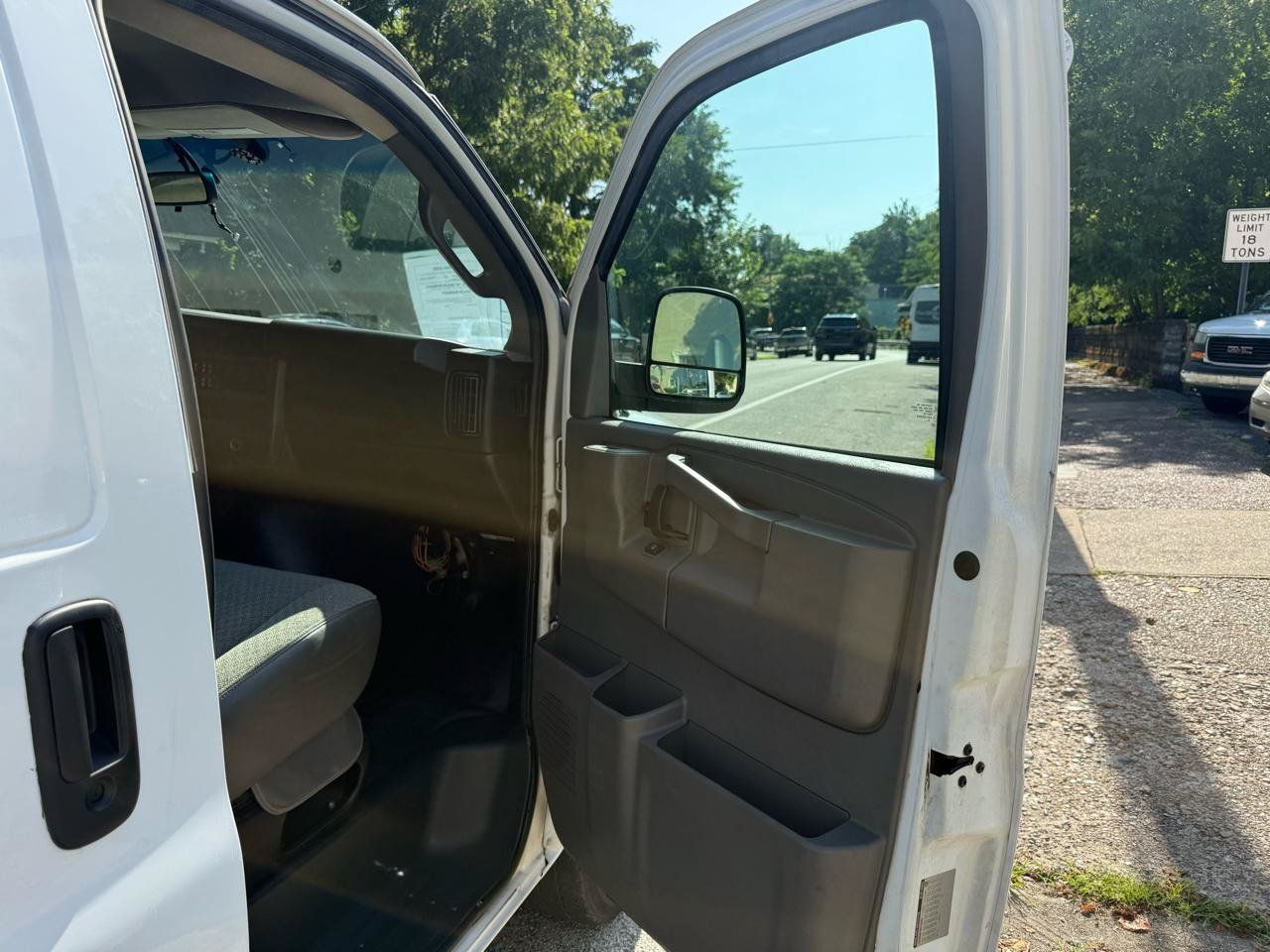 Used 2017 Chevrolet Express 2500 RWD image 14