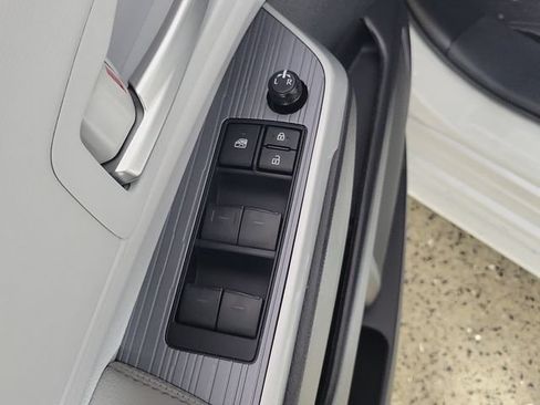 Used 2026 Toyota Sienna XLE FWD image 23
