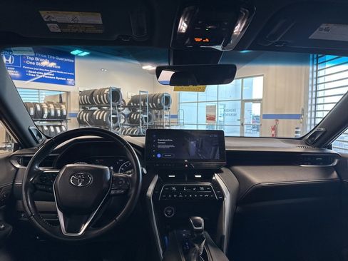 Used 2024 Toyota Venza XLE image 9