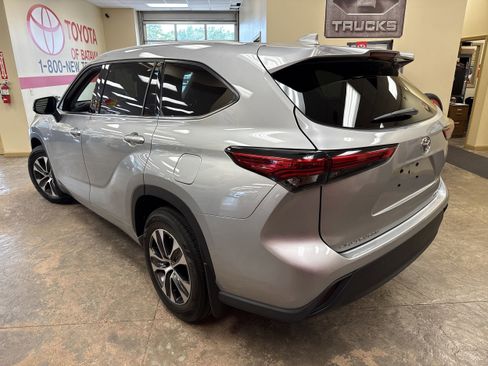 Used 2022 Toyota Highlander XLE image 9
