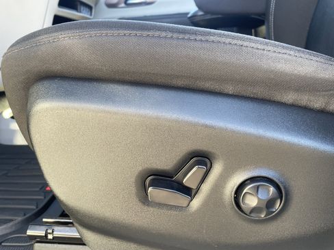 Used 2023 Chrysler Voyager LX image 21