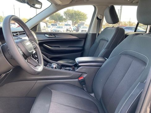 Used 2023 Jeep Grand Cherokee Laredo image 10