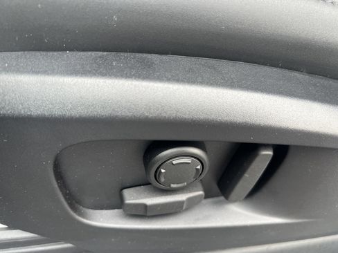 Used 2025 Land Rover Defender 90 X-Dynamic SE image 25