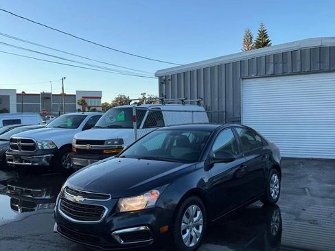 Used 2015 Chevrolet Cruze LS image 2