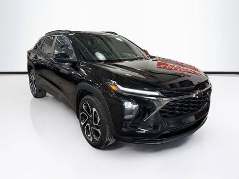 Used 2025 Chevrolet Trax RS w/ Sunroof Package image 3