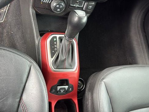 Used 2022 Jeep Renegade Trailhawk AWD/4WD image 22