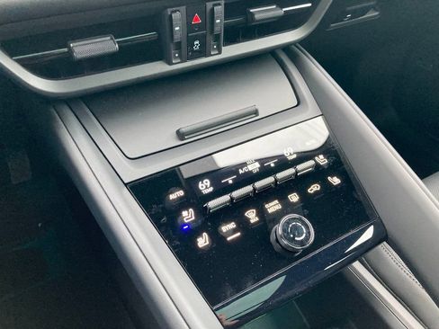 Used 2024 Porsche Macan 4 Electric image 27