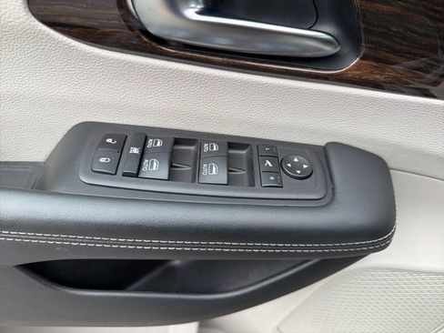 Used 2023 Chrysler Pacifica Limited image 12