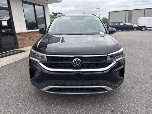 Used 2022 Volkswagen Taos SE w/ Panoramic Sunroof Package FWD image 10